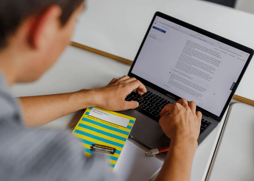 Student using AI to summarize academic articles